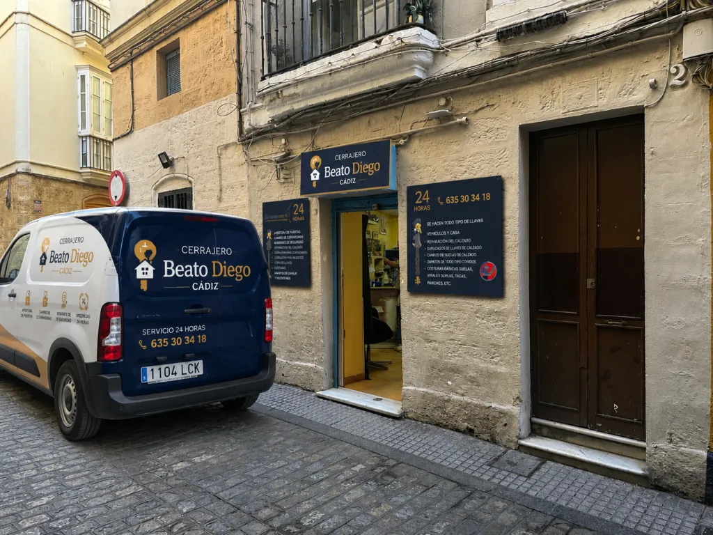 Fachada de la tienda de Cerrajero Beato Diego y furgoneta rotulada en la calle Beato Diego de Cádiz